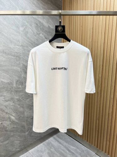 Lv 路易威登 2025最新款潮牌情侣款 经典Logo印花圆领T恤 春夏新品 高品质280克纯棉面料 时尚百搭经典潮款 穿着舒适 透气 时尚 不失个性 帅气有型
