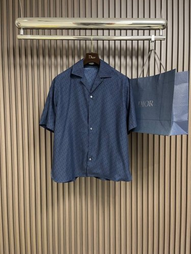 上衣 短裤 Dior 桑蚕丝和棉质混纺提花面料 Obliaue提花短袖衬衫短裤套装，突显经典的Oblique印花。采用桑蚕丝和棉质混纺提花面料精心制作，圆弧式底