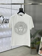 versace 范思哲 ，25Ss春夏新品水晶钻圆领短袖T恤，正面缀饰有进口澳钻品牌标识设计，打造男士基本款单品，为男士衣橱注入新意。采用80支双股丝光棉面料制