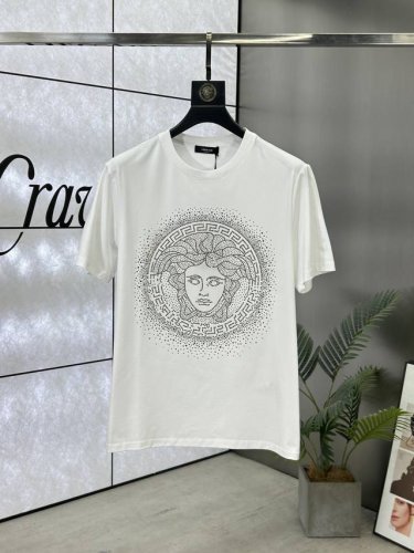 versace 范思哲 ，25Ss春夏新品水晶钻圆领短袖T恤，正面缀饰有进口澳钻品牌标识设计，打造男士基本款单品，为男士衣橱注入新意。采用80支双股丝光棉面料制
