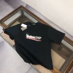 Balenciaga 巴黎世家 2025最新款泼墨涂鸦可乐短袖T恤～ 新款短袖～高版本重工艺设计～ 采用定织面料，质地柔软且具有良好的透气性，即便在炎炎夏日也能