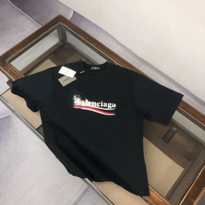 Balenciaga 巴黎世家 2025最新款泼墨涂鸦可乐短袖T恤～ 新款短袖～高版本重工艺设计～ 采用定织面料，质地柔软且具有良好的透气性，即便在炎炎夏日也能