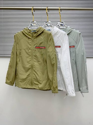 新品 普拉达渠道精品.2025Ss春夏新款运动服夹克防晒服外套！防晒衣经典之余增添了与时俱进的时尚感,型男靓女的最佳选择.新型轻量绢丝纤维尼龙面料,轻盈透气,绗