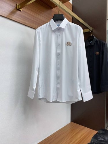 普拉达 25 Ss 全年常穿衬衣 精致官网细节专柜热卖款衬衫 立挺亲肤有光泽 彰显高雅格调 于细节处体现优雅不凡 衬托出独一无二的衣品 于不经意间流露出简约而不