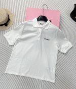Miu Miu 24Ss字母刺绣Logo polo衫 经典低调 又内涵奢华 这件简直爱了 官网专柜同步热售 M家每一季主打的招牌单品 亦是时尚圈极为经典的时髦符