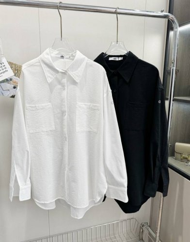 价格p： 品名：Alo 纯欲防晒肌理感口袋衬衫 尺码：S.M.L 颜色：黑色 Alo 纯欲天花板衬衫，五一出游小防晒，自带“空调”凉感衬衫，出游必备小防晒。百搭