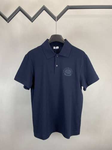 Burberry战马刺绣Polo衫 面料选择： 选用珠地网眼布棉质面料打造，运用双罗纹针织工艺形成凹凸交替的蜂巢状立体纹理，表面分布细密的网眼结构，增强其透气性