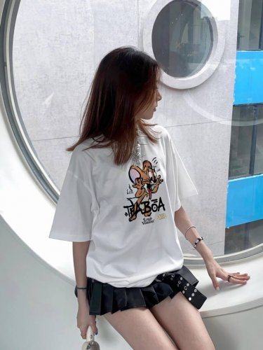 Lv路易新款情侣基础休闲T恤圆领短袖简约百搭款！ 作为备受潮人喜爱的百搭单品，甄选精梳棉面料！舒适透气有型！基础百搭版型！不挑身材年龄！新款配色超级美腻！上身很
