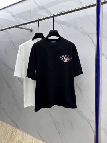 lv*路易威登 2025Fw春夏新品圆领微阔打底外穿T恤，立体Logo提花满印，手感面糯有骨感，柔而有韧性。工艺处理，韧性和抗皱性能得到大幅度提高。胸前Logo