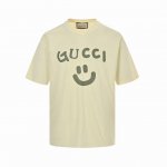Gucci 古驰 22Ss 笑脸印花短袖 选用客供定制针织100%纯棉面打造,面料手感细腻，厚实有质感的纯棉布 高密度的机织工艺，如棉絮般柔紧致舒适，有挺括感，