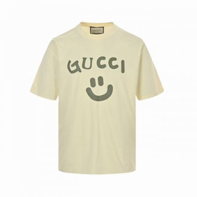 Gucci 古驰 22Ss 笑脸印花短袖 选用客供定制针织100%纯棉面打造,面料手感细腻，厚实有质感的纯棉布 高密度的机织工艺，如棉絮般柔紧致舒适，有挺括感，