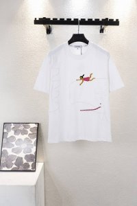 顶级版本 款号K706 Loewe联名鲸鱼女孩短袖T恤 联名日本艺术家Suna Fujita短袖 面料定制230克纯棉针织面料材质，手感舒适上身亲肤透气，很扎实