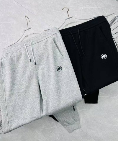 上新 品名：Mammut 猛犸象 基础款运动卫裤 Mammut 猛犸象 基础款运动卫裤，到手就能感觉到好货的触感！搭配上卫衣或者衬衣棒球服之后，效果是非常出彩的
