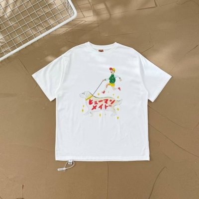 过验级Human Made插画系列牵绳遛狗人物情侣款短袖T恤 2553 这件T恤上是卡通图案。图案内容为一个戴着红色帽子，穿着绿色上衣、黄色短裤和红色鞋子的人，
