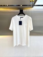lv、2025春装新品压纹钢印短袖T恤，这款T恤采用客供定制平纹针织棉布，面料克重足，手感瓷实柔软，质感挺括有型，无论是从触感还是视觉上，都给人一种高档而舒适的
