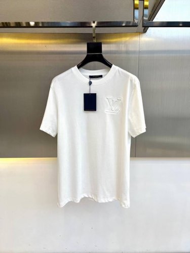 lv、2025春装新品压纹钢印短袖T恤，这款T恤采用客供定制平纹针织棉布，面料克重足，手感瓷实柔软，质感挺括有型，无论是从触感还是视觉上，都给人一种高档而舒适的