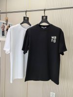 亚历山大王。2025春夏新品时尚圆领短袖高级定制百搭款式！更有实用感 任何人都可以轻松驾驭 高端棉面料制作，手感非常奈斯，不起球，不变形，奢华经典设计，非常显档