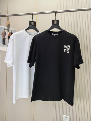 亚历山大王。2025春夏新品时尚圆领短袖高级定制百搭款式！更有实用感 任何人都可以轻松驾驭 高端棉面料制作，手感非常奈斯，不起球，不变形，奢华经典设计，非常显档
