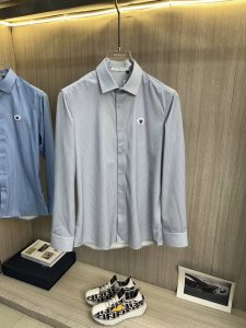 Dior迪奥 2025Ss春季新品长袖衬衫 时尚有型 简约百搭款 版型挺括 经典品牌Logo 新工艺搭配 穿着舒适 纱织细腻 上身帅气十足 三标齐全 所有精细做