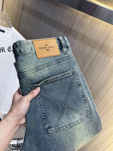 armani阿玛尼 2025新品男士牛仔裤 面料舒适弹性好。独家发售 时尚优雅 重工艺设计。采用原色酵母水洗工艺 精选进口重磅丹宁牛仔面料 配定制五金装饰 真皮