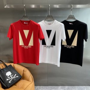 华伦家 Valentino T恤 简约又百搭，胸前金色的大“V”字图案和“Chezvalentino paris Rome”字样，高级感十足 面料柔软舒适，亲肤