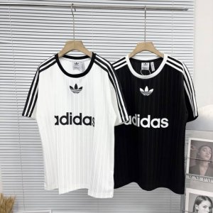 2025夏季新款Adidas三叶草三条纹印花球衣短袖T恤男女同款宽松半袖 插肩款的肩部设计运用三条杠元素 面料采用巴黎Zp定织定染全棉双纱 休闲运动都可以冲不挑
