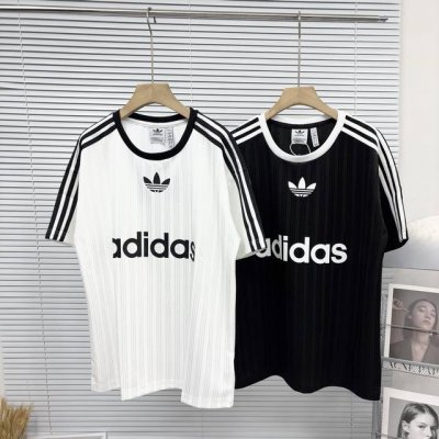 2025夏季新款Adidas三叶草三条纹印花球衣短袖T恤男女同款宽松半袖 插肩款的肩部设计运用三条杠元素 面料采用巴黎Zp定织定染全棉双纱 休闲运动都可以冲不挑