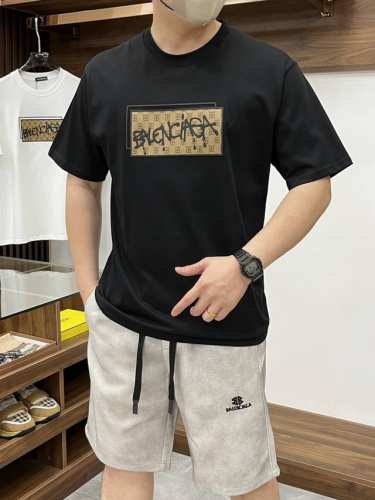 巴黎世家 2025Ss夏装新品休闲短袖套装 明星最爱时尚简约大方 干净利落剪裁 都市风十足 采用精品定制面料 手感软糯干爽 上身效果挺括有型 立体剪裁工艺 版型