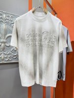 马吉拉 2025春夏新款短袖T恤！走秀图案时尚休闲短袖T恤衫！设计Logo设计！极具设计精选客供面料，手感柔软亲肤，着身舒适透气性都无法挑剔，实物绝对会让你爱不