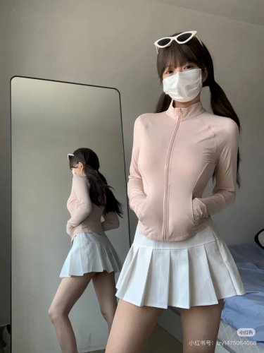 模特细节图# 高品质，雪梨纸精包装 Lululemon 露露25夏季新品！冰丝女士防晒衣小蛮腰冰感防晒衣 它简直就是防晒界的翘楚！拥有防紫外线、透气等超多实用功