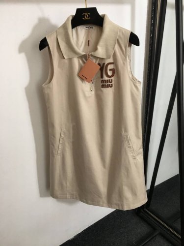 款号4287 Miumi*新款 Yglogo拼皮刺绣字母 半拉链翻领无袖背心连衣裙，杏色，Sml， M码；胸围94，长83