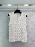 chane*2025新品上架 手工编织针织背心 定制Yb进口纱线织造 柔软亲肤 舒适有型 圆领针织背心剪裁 领口恰当露肤 美化头肩比例更显瘦 锁边与大身肌理以轮