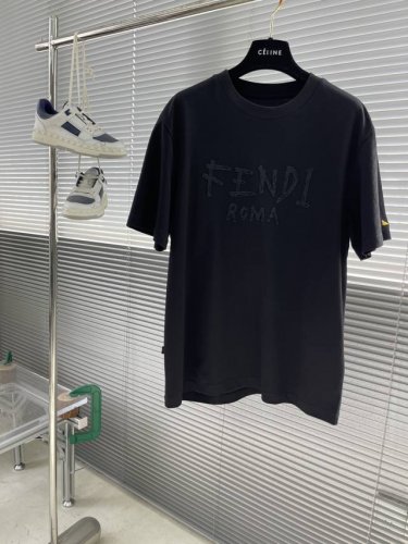 Fend 2025春夏Ff短袖系列 尺码: M-5Xl 版型：微阔版型 克重：160克重 成份：80支长绒面料 面料纹路平整清晰 触感清薄干爽 工艺：图案做刺绣