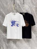 B家25Ss春夏新款短袖 T 恤来咯标识Golo！简约又时尚。宽松休闲的圆领，舒适好穿。采用 260 克重纯棉面料，品质超赞。这个春夏，必须安排上！ 码数：Xs