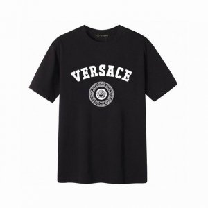 Versace 范思哲字母短袖T恤,简单的设计看起来特别大方 版型剪裁特别有讲究 上身很洋气显瘦内搭外穿都看高密针织圆领设计 平整简约 亲肤透爽 T恤面料的柔软