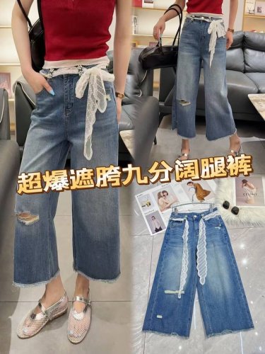超爆遮胯九分阔腿裤，时尚与实用完美融合！经典牛仔蓝，复古韵味十足。破洞元素增添不羁感，个性又吸睛。独特蕾丝系带设计，柔美与酷帅并存。九分阔腿版型，巧妙遮胯，包容