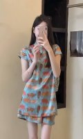 无敌爆款 高级老钱风国风盘扣上衣+松紧短裤套装 斜襟样式增添独特感 衣身布满精致图案 整体简约又不失典雅 无论是单穿还是搭配外套 都能展现出东方女性的温婉气质