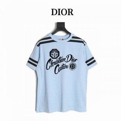 Dior 迪奥 Cd 五星徽章短袖 采用米色和蓝色棉质平纹针织面料面料制作 正面饰以植绒品牌标识徽标和Couture英文图案 背面饰以植绒“47 ”标志刺绣 罗