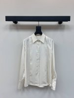 Editio*25春夏新款桑蚕丝纯色翻领衬衫。日常出街凹造型太需要了也可当防晒很有范，采用桑蚕丝面料。手感很细腻，翻领直筒版型百搭不挑人。简约大气，绝对是假期出