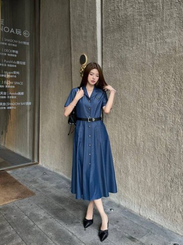 上新 prad * 普拉达 2025Ss新款牛仔连衣裙 定位活性酵洗 养眼设计 少女机能风 可甜可盐 上身帅气又拉风 复古洗水牛仔重新诠释了时髦精单品 设计版型