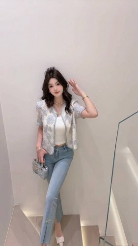 高级感名媛风优雅刺绣小衫 蓝花图案如诗如画 晕染出独特韵味 精致纽扣点缀 细节感拉满 面料舒适亲肤 透气又轻盈 谁穿谁是夏日里的灵动仙子 Smlxl
