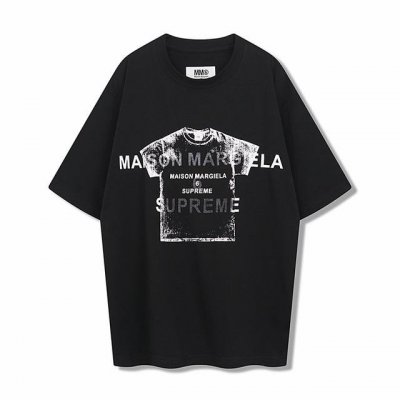 p120【主推让利-10】Supreme Mm6 Maison Margiela联名男女印花T恤、有黑、白两色、Supreme与Mm6首次合作、设计融合解构理念