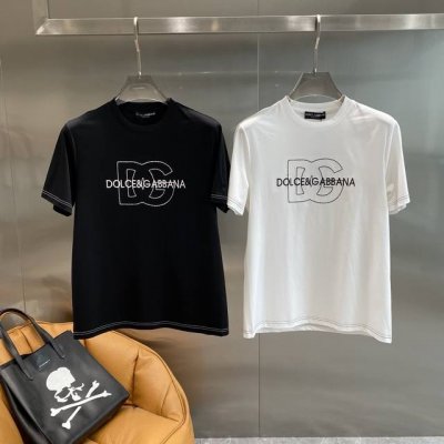 Dg家 Dolce&Gabbana T恤超精致 简约大方，胸前白色的Dg刺绣，精致又醒目，尽显品牌格调 面料亲肤柔软，质感一流。M-3Xl 隔天