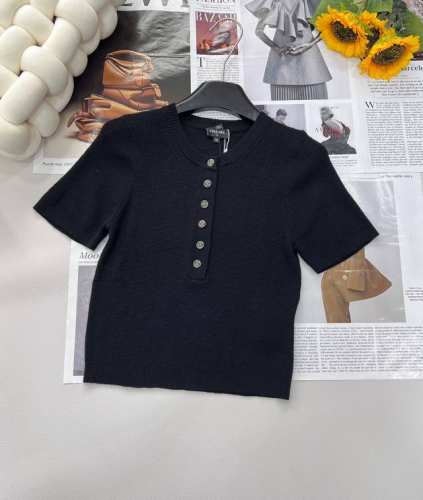 Chanel25Ss夏季新款 Coco沙滩系列短袖上衣丨独家高版出品 定制针织材质 定制五金纽扣 细腻肌理 柔软舒适通体竖纹肌理丰富视觉效果 搭配弹性十足的特性