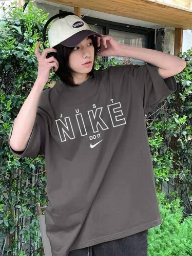 耐克Nike专柜同步新款镂空字母系列印花情侣短袖 采用260克定制精梳纯棉，领口定制螺纹不变形，三针五线做工，领口包包边条，肩膀处内里带压条，做工面料细节都无法