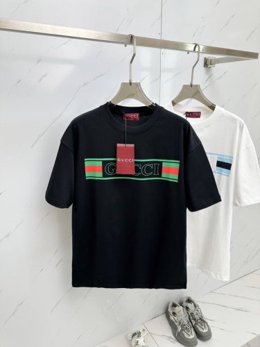gucci 2025Ss夏季最新品，专柜同步有售，原单狠货，时尚休闲圆领短袖T恤，上身舒适！吸睛而有亮点，采用进口原版面料，顶级工艺字母图案Logo，简单而不失