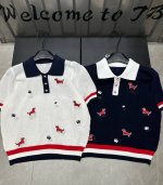 Thom Browne Tb小狗刺绣三色纽扣翻领针织短袖 款号：25670104370 颜色：白色 蓝色 尺码：均码 80-125斤