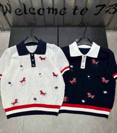 Thom Browne Tb小狗刺绣三色纽扣翻领针织短袖 款号：25670104370 颜色：白色 蓝色 尺码：均码 80-125斤