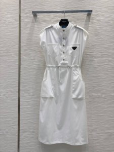 prad *2025Ss新品连衣裙，圆领设计打破沉闷感，胸前贴袋钉三角标，宽松显瘦可调节松紧腰，大气不挑人显利落优雅显气质，妥妥时髦范，2色Sml S肩宽57.