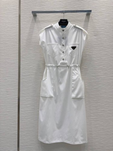 prad *2025Ss新品连衣裙，圆领设计打破沉闷感，胸前贴袋钉三角标，宽松显瘦可调节松紧腰，大气不挑人显利落优雅显气质，妥妥时髦范，2色Sml S肩宽57.